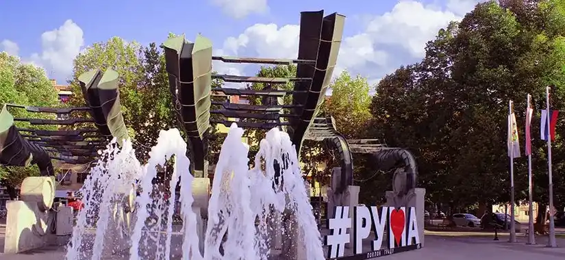 Gradski trg u Rumi - pogled iz centra